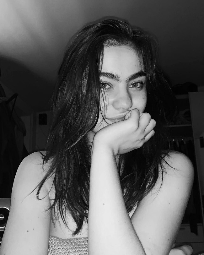 Jadi sedikit demi sedikit aku mulai menumbuhkannya. Maka akau juga punya waktu untuk terbiasa, dan lama kelamaan aku menemukan beberapa orang lain di Instagram yang melakukan yang sama denganku dan aku merasa lebih nyaman dengan itu, ujar Sarah. Foto: Instagram @_sarahmarieclark_