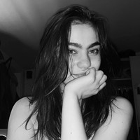 Jadi sedikit demi sedikit aku mulai menumbuhkannya. Maka akau juga punya waktu untuk terbiasa, dan lama kelamaan aku menemukan beberapa orang lain di Instagram yang melakukan yang sama denganku dan aku merasa lebih nyaman dengan itu, ujar Sarah. Foto: Instagram @_sarahmarieclark_