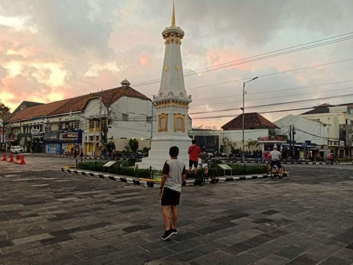 Wisatawan di Tugu Yogya