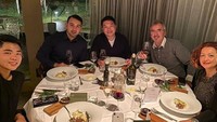 Selain sayang dengan kekasihnya, Roy Geurts juga sayang dengan keluarga. Buktinya ia sering membagikan momen makan bersama dengan keluarga kecilnya seperti pada foto ini. Foto: Instagram @rygrts