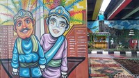 Mural ondel-ondel menyambut warga yang ingin bersantai di tempat ini.