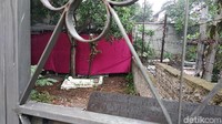 Pembongkaran makam dilakukan guna kepentingan autopsi atas laporan Rizky Febian.  Warga setempat juga berdatangan untuk melihat proses autopsi jenazah.  Foto: Makam Lina Dibongkar. Dony/detikHOT
