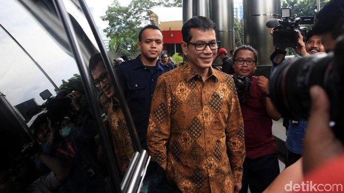 Menteri Pariwisata dan Ekonomi Kreatif (Menparekraf) Wishnutama menyambangi gedung KPK, Jakarta, Kamis (9/1/2020). Wishnutama mengaku hendak menyetorkan Laporan Harta Kekayaan Penyelenggara (LHKPN).