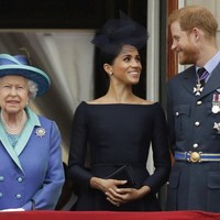Skandal yang paling mengejutkan adalah keluarnya Pangeran Harry dan Meghan Markle dari kerajaan. Pasangan tersebut memutuskan untuk mundur dan bebas tugas dari hal-hal berbau kerajaan. Lewat akun resmi di Instagramnya, Meghan dan Harry menyatakan mundur dan mempertegas akan membiayai hidup sendiri. Foto: AP Photo/Matt Dunham