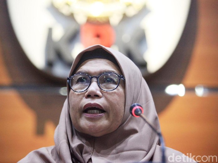 Wakil Ketua KPK Lili Pintauli Siregar (tengah) bersama Ketua KPU Arief Budiman (kiri) memberi keterangan pers terkait OTT Komisioner KPU Wahyu Setiawan di Gedung KPK, Jakarta, Kamis (9/1/2020) terkait operasi tangkap tangan (OTT) yang menyasar komisioner KPU Wahyu Setiawan. Selain itu, KPK menunjukan uang bukti suap yang diterima berupa uang pecahan dolar singapura senilai Rp 400 juta