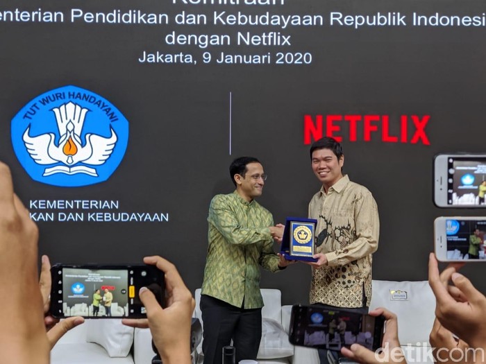Mendikbud Nadiem Makarim dan Managing Director Netflix Kuek Yu-Chuang saat penandatanganan kerja sama. Foto: Adi Fida Rahman/detikINET Mendikbud Nadiem Makarim dan Managing Director Netflix Kuek Yu-Chuang saat penandatanganan kerja sama. Foto: Adi Fida Rahman/detikINET
