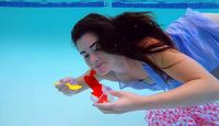 Kayak Putri Duyung, Wanita Ini Makan Salad dan Pasta di Dalam Air