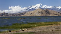 Soal panorama alam, Danau Titicaca luar biasa indah. Dari atas bukit, danaunya terlihat bagaikan lautan luas saja. Perpaduan warna biru dari permukaan air danau dan hijau dari perbukitan di sekitarnya menambah elok pemandangan. Belum lagi, puncak Pegunungan Andes yang ditutupi salju berwarna putih terlihat jelas dari danau ini. Cantik! (iStock)