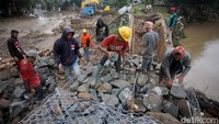 Perbaikan sementara itu dilakukan usai tanggul di kali tersebut jebol hingga menyebabkan rumah warga yang berada di kawasan tersebut terendam banjir.