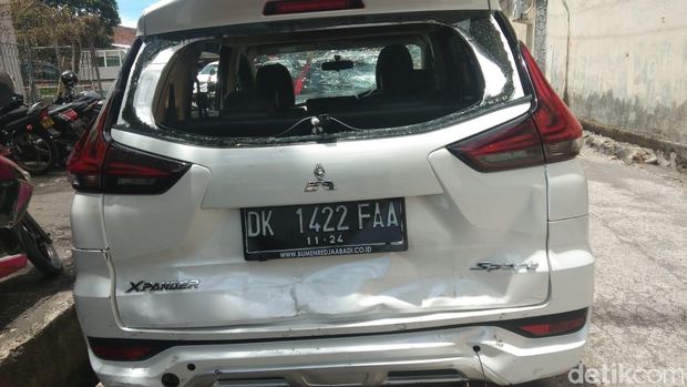 Tabrak 3 Orang di Jimbaran Bali, Mobil Bule Ringsek Dirusak Warga