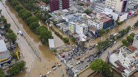 Berdasarkan data Badan Nasional Penanggulangan Bencana (BNPB) per 2 Januari 2020, terdapat 63 titik banjir di wilayah DKI Jakarta. ANTARA FOTO/Sigid Kurniawan.