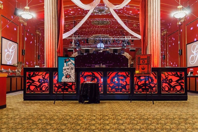 Pernikahan unik ala Star Wars ini di desain oleh Misty Prewitt, salah seorang yang telah berkecimpung dalam industri pernikahan dan acara sejak 2007. Dalam pernikahan ala Starwars ini kamu akan menemukan stromtroopers dan juga Darth Vader loh... Foto: dok. dragon photo studio