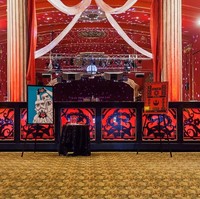 Pernikahan unik ala Star Wars ini di desain oleh Misty Prewitt, salah seorang yang telah berkecimpung dalam industri pernikahan dan acara sejak 2007. Dalam pernikahan ala Starwars ini kamu akan menemukan stromtroopers dan juga Darth Vader loh... Foto: dok. dragon photo studio