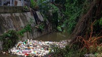 Longsor juga menyebabkan tumpukan sampah.