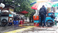 PKL disini menjual beragam makanan dan minuman.