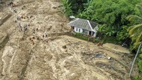 Sulitnya medan dan akses di lokasi membuat Basarnas memperpanjang masa pencarian selama tiga hari untuk tiga korban banjir bandang dan tanah longsor di Sukajaya. ANTARA FOTO/Galih Pradipta.