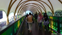 Sejumlah warga melintas di JPO yang resmi dibuka pada Selasa (31/12/2019) lalu.