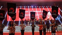 Sejumlah panitia melakukan gladi resik untuk acara Rakernas PDIP di kawasan JIEXPO Kemayoran, Jakarta, Kamis (9/1).