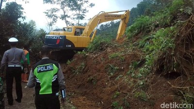 Alat Berat Dikerahkan untuk Buka Akses ke Dieng Usai Longsor