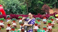 Hayo tebak, ini Aura dan bayi foto dimana? (aurakasih/Instagram)