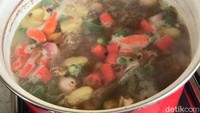 Masakan Jawa dengan kuah asam segar ini cocok buat makan siang keluarga. Garang Asam Iga Sapi ini kuahnya gurih asam segar. Cek resep ini untuk meracik bumbunya yang pas. Foto: detikfood