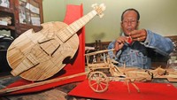 Seorang perajin di Pancuran, Kutowinangun Lor, Tingkir, Salatiga, Jawa Tengah, tengah sibuk membuat kerajinan tangan dari tusuk gigi, Kamis (9/1/2020).