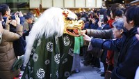 Penampilan tarian singa yang dikenal sebagai Shishimai turut memeriahkan Festival Konpira di Jepang. Tarian ini dipercaya dapat membawa keberuntungan dan mengusir kejahatan bila ditampilkan di awal tahun baru.