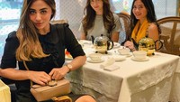 Missing my girls❤️, tulis Margin di keterangan foto. Tiga wanita cantik ini terlihat tengah menghabiskan waktu sambil ngeteh cantik. Foto: Instagram marginw