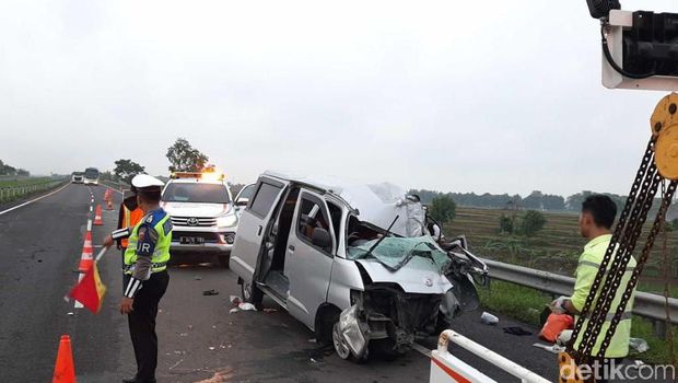 Minibus Tabrak Truk di Tol Cipali, Dua Tewas dan Enam Orang Luka