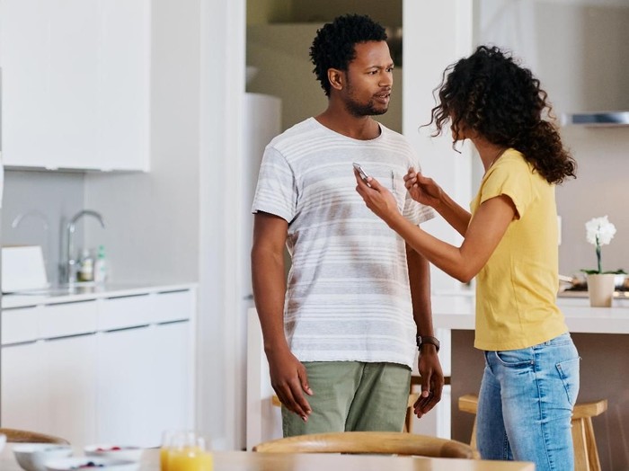 Pasangan drama Korea Resident Playbook, Kang You Seok dan Han Ye Ji menjalani pemotretan bersama Elle Brilliant.