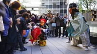 Seorang seniman mengenakan topeng Ebisu, dewa para nelayan, yang disebut sebagai salah satu dewa keberuntungan di Jepang. Kehadiran para seniman yang mengenakan topeng tradisional dalam Festival Konpira pertama di tahun 2020 itu sukses menarik perhatian masyarakat.