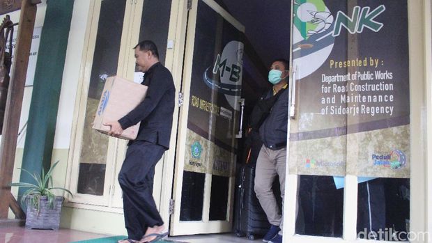 Anggota KPK membawa wadah berisi berkas dari Dinas PUBMSDA 