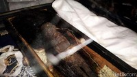 Jenglot tersebut memiliki rambut hitam panjang, ada dua taring di mulutnya, dan memiliki kuku panjang di kedua tangannya. Meski ukurannya kecil, wujudnya menyeramkan.