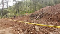 Saat ini lokasi tersebut sudah dipasangi garis polisi, yakni di akses masuk, di lokasi pohon yang ditebang, serta di bagian atas tebing.