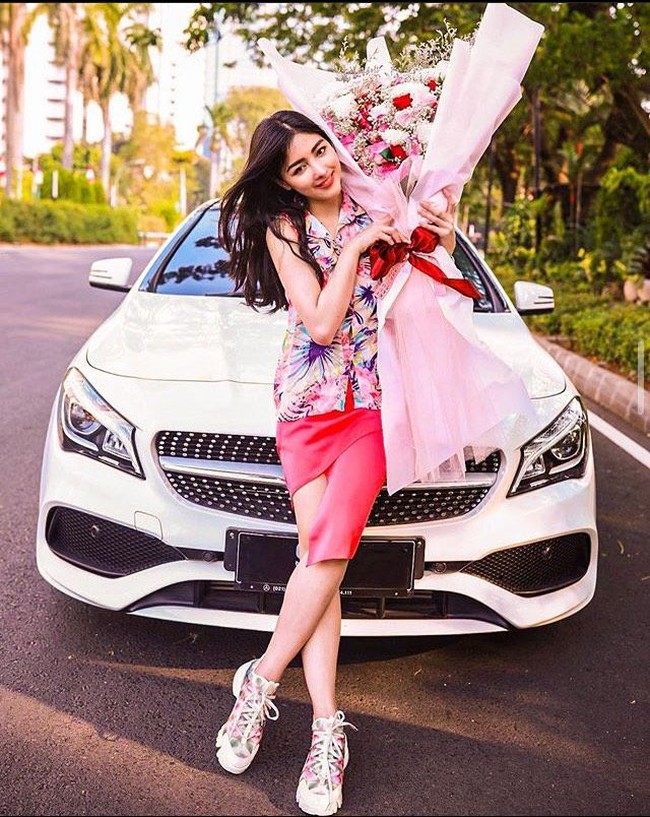 Siwi Widi Purwanti atau yang lebih dikenal dengan nama Siwi Sidi merupakan pramugari Garuda yang namanya jadi perhatian sejak disebut oleh akun Twitter @digeeembok menjadi gundik atau simpanan salah satu petinggi Garuda. Merasa nama baiknya tercemar karena dituding menjadi simpanan petinggi Garuda, Siwi Sidi mempolisikan akun Twitter @digeeembok. Foto: Instagram @w_hadinata