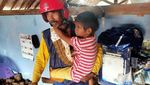 Kisah Penjual Roti yang Berkeliling Sambil Gendong Anak