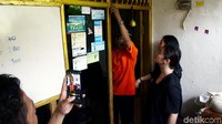 Dalam tinjauannya mereka tampak menyapa warga dengan menanyakan kabar serta kondisi warga setempat.