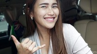 Wah, kira-kira apa nih makna dari pose tersebut Ayu? Pool/Palevi S/detikFoto.
