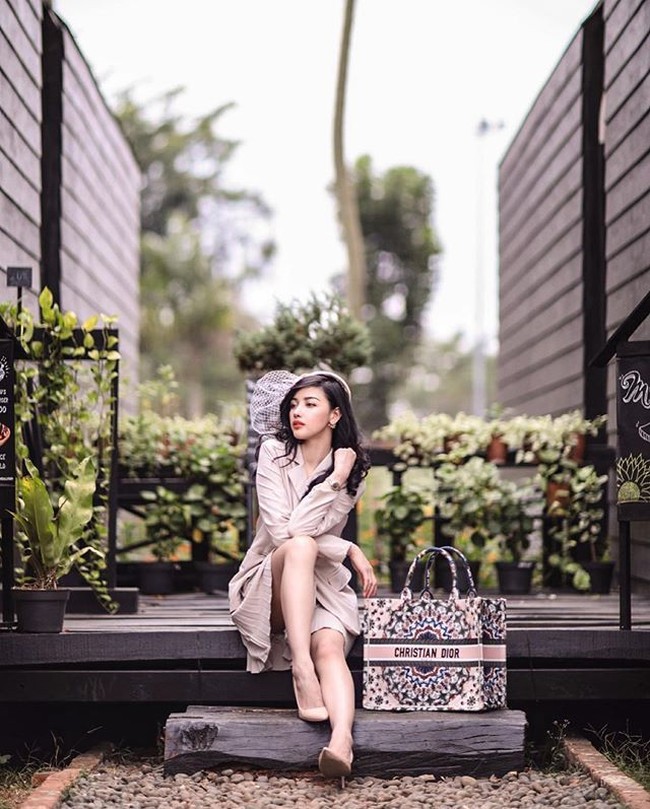 Jadi semua pemberitaan dari akun @digeeembok itu tidak benar dan saya merasa benar-benar harga diri saya dicoreng dan privasi saya untuk berada di pekerjaan saya seorang pramugari merasa saya tidak nyaman dan keberadaan pemberitaan itu pastinya sangat merugikan diri saya, keluarga saya, dan lingkungan saya, ungkap Siwi Sidi seperti dikutip dari Detiknews. Foto: Instagram @w_hadinata