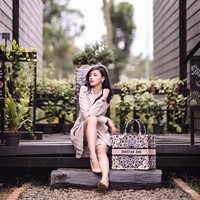 Jadi semua pemberitaan dari akun @digeeembok itu tidak benar dan saya merasa benar-benar harga diri saya dicoreng dan privasi saya untuk berada di pekerjaan saya seorang pramugari merasa saya tidak nyaman dan keberadaan pemberitaan itu pastinya sangat merugikan diri saya, keluarga saya, dan lingkungan saya, ungkap Siwi Sidi seperti dikutip dari Detiknews. Foto: Instagram @w_hadinata