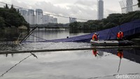 Jembatan tersebut ambruk setelah sehari diresmikan.