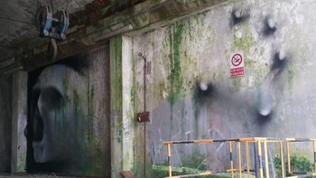 Berani lewat jalanan sepi kalau lihat grafiti mengerikan seperti ini? Foto: Caiffa Cosimo/Boredpanda