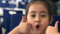 Wah pintarnya, sepiring nasi goreng sudah habis dilahap Issabelle. Setelah nasinya habis, ia pun senang dan mengangkat dua jempol tangannya. Foto: instagram @issabelle_2013