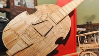 Beragam kerajinan tangan seperti hiasan berbentuk gitar, delma, ayunan hingga gazebo yang dibuat dari tusuk gigi tersebut dibanderol dengan harga yang bervariasi Rp 150 ribu hingga Rp 1 juta tergantung dari bentuk dan tingkat kesulitan dalam pembuatannya.
