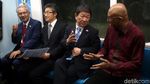 Asyiknya Menlu Jepang Menjajal MRT Jakarta