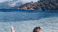 Sepertinya, Helen memang paling senang liburan ke pantai ya (Instagram/helenstellingholt)