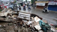 Sampah sisa banjir menumpuk di sejumlah titik.