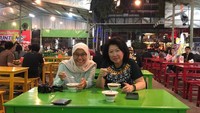 Ibu dari dua orang anak ini tampak sering kulineran di sela-sela aktivitasnya. Bukan makanan mewah yang ia santap melainkan makanan sederhana. Salah satunya saat ia menyantap dawet Bu Dermi di Solo. Foto: instagram @maripangestu