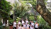 Meski usianya sudah tak muda tapi Mari tetap aktif berolahraga. Lihat saja aksi kumpul dengan teman dan tetangga usai berolahraga. Mereka asyik makan sarapan. Foto: instagram @maripangestu