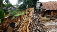 Perbaikan tanggul tersebut dilakukan guna mengantisipasi banjir susulan.